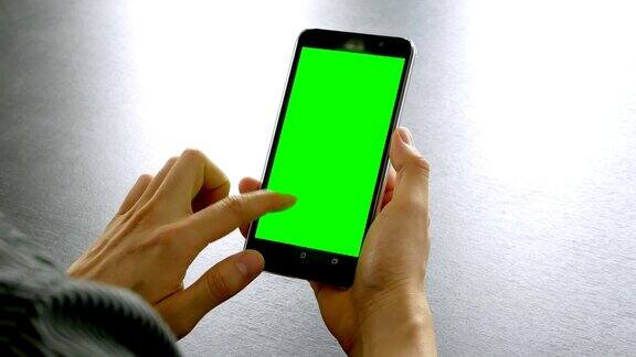 摄影:在办公桌上用绿色屏幕为色度键的手机拍摄
