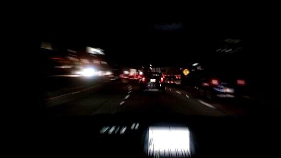 高速公路驾驶在夜晚-时间推移运动模糊