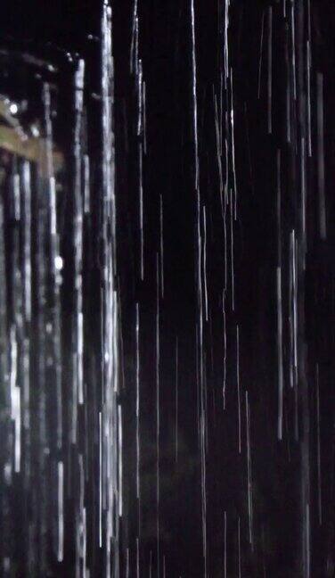 垂直拍摄雨水从茅草屋顶掉落-高清