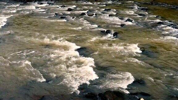 野生山河近丰清溪细部静态拍摄的潺潺小溪与巨石流动岩石在飞溅的水迅速
