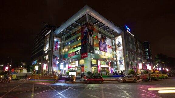 夜晚照亮班加罗尔市著名的购物中心前交通十字路口全景4k时间推移印度