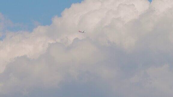 客机在高空云端飞行