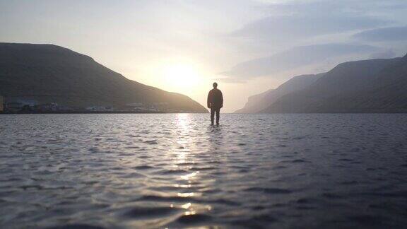 浅湖日出时人站立的嗡嗡声