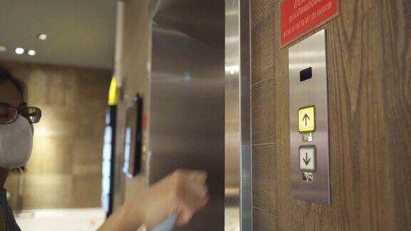 在商场里女人的手避免用指尖按电梯按钮