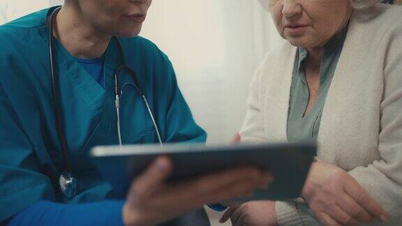 特写医生向老年妇女咨询展示药片上的健康检查结果
