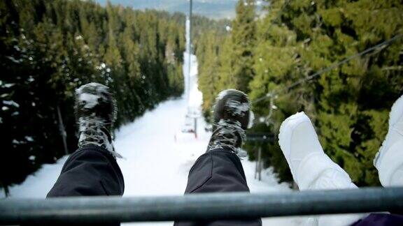 乘坐滑雪缆车旅行