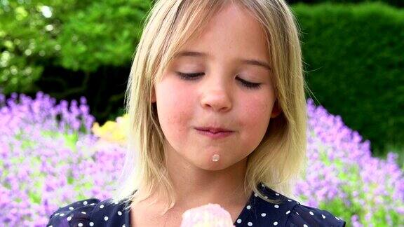 小女孩在户外吃冰淇淋