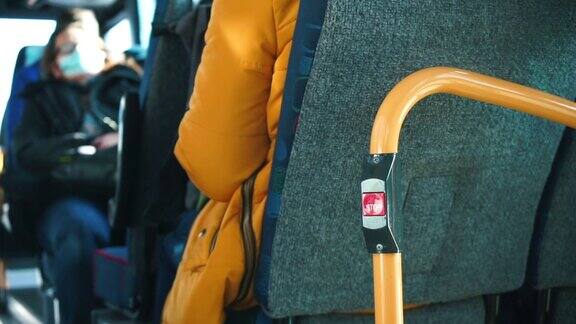巴士运行轨道上的停止按钮乘客按下时紧急停车