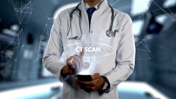 CT扫描-男性医生用手机打开和触摸全息图治疗字