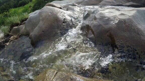 天然水中的岩石溪流