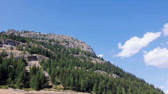 时光流逝的岩石的意大利阿尔卑斯山脉在一个美丽的夏日