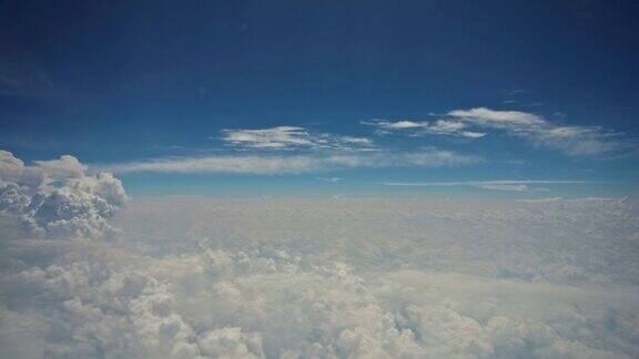 从飞机上看美丽的白云蓝天大海