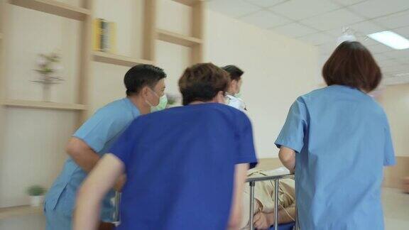 医务人员将医院走廊里的紧急病人转移到急诊室