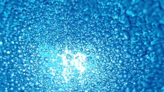 SLOMO气泡在蓝色的水上升