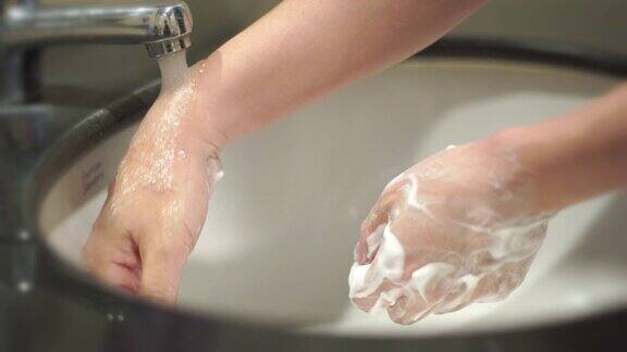 一名妇女用肥皂洗手以预防冠状病毒感染