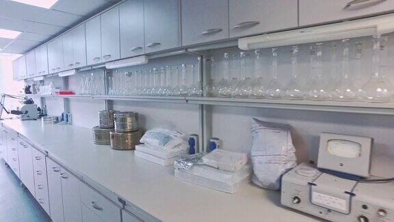 医学实验室工作区科学实验室的Pov实验室内部