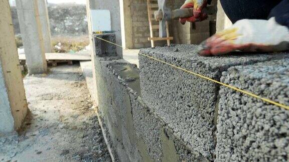 建筑工人在建筑工地建造砖墙