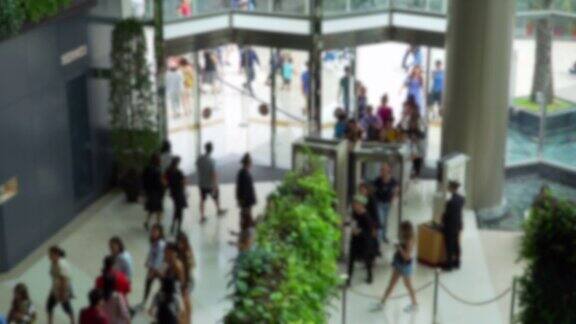 人们走进曼谷的购物中心