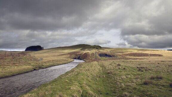 阴天苏格兰农村地区的一条河