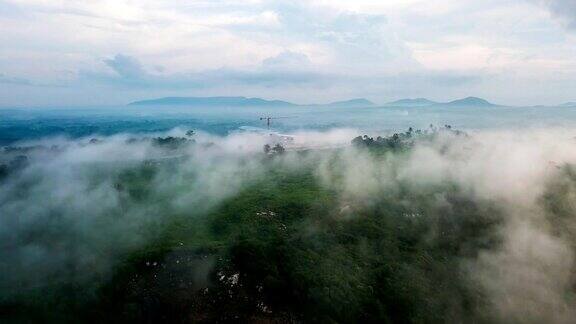 鸟瞰图美丽的4K时间推移雾气飘过山脉