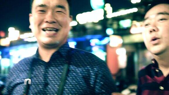 夜生活:年轻的亚洲男子捕捉图像