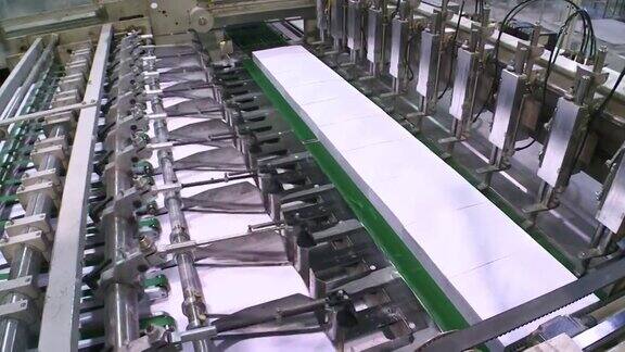 这台造纸机把纸裁成A4纸格式纸生产