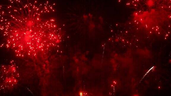 红色的烟花在晚上庆祝周年纪念庆祝国庆节2024年新年快乐7月4日节日快乐红色烟花倒计时2024年春节联欢会时间活动