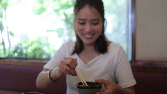 日本妇女在日本餐厅吃荞麦面午餐-第一部分