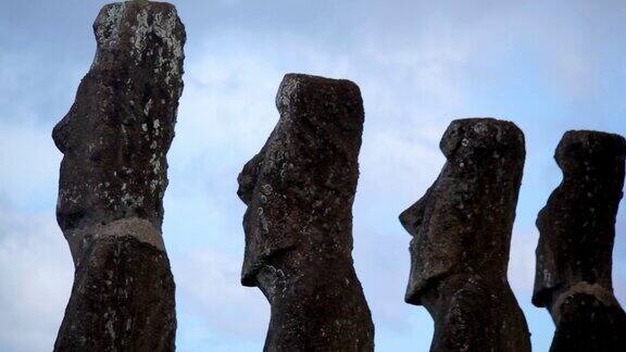 复活节岛的摩埃石像和云彩