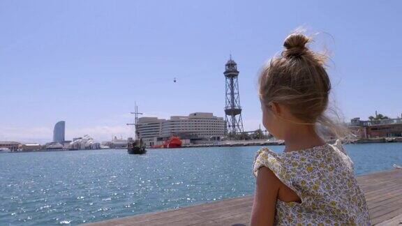 巴塞罗那港的年轻女孩