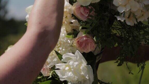 婚礼装饰师用鲜花装饰结婚登记的地方