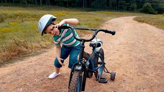 男孩在夏天骑自行车