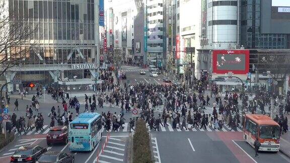 人们走过日本东京著名的涩谷十字路口