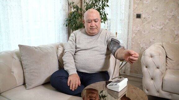 老人在家测量血压