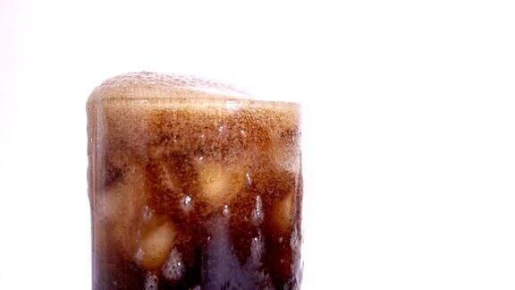 慢动作:可乐倒进水杯