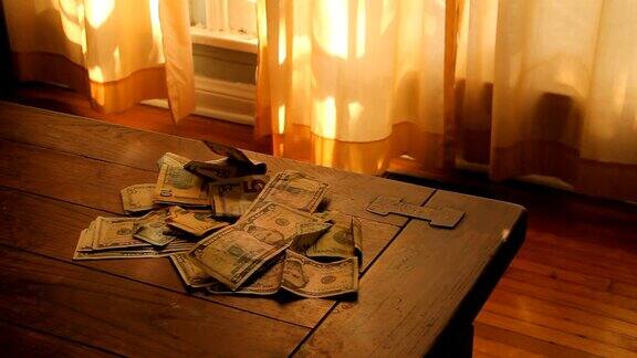 桌子上的钱和日落窗帘