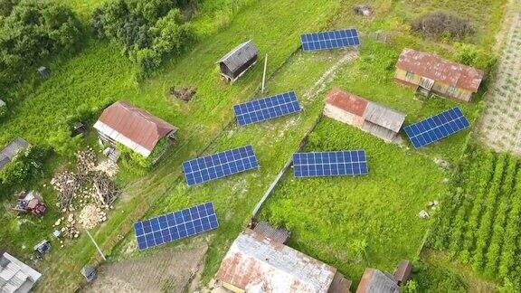 从空中俯瞰绿色乡村地区的太阳能电池板