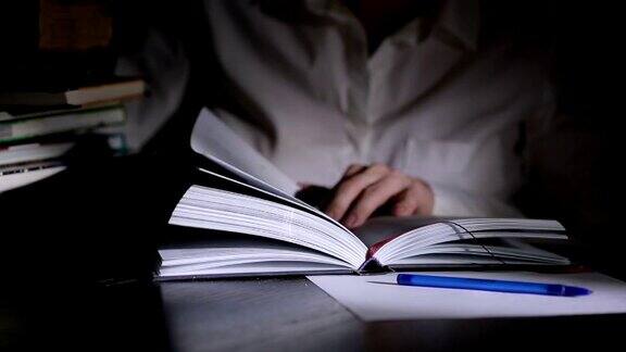 聪明的人学习到深夜他坐在书桌前看书