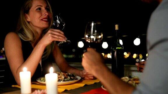 美丽的情侣在晚上享受浪漫的晚餐