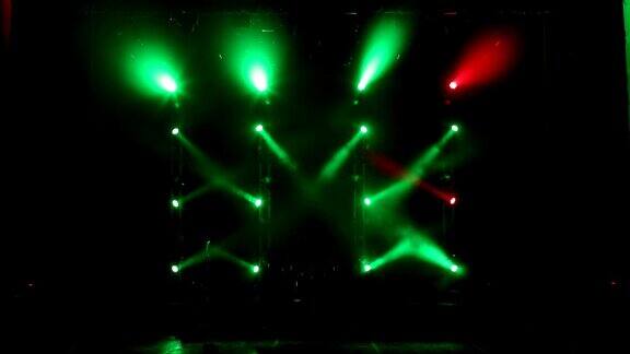 音乐会前空荡荡的舞台上绿色和红色美丽的光线