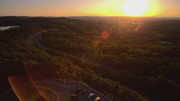 在新泽西州的I-80高速公路上的全景广角视图在日落对着太阳与一个强大的动态镜头光晕航拍视频与平移摄像机运动