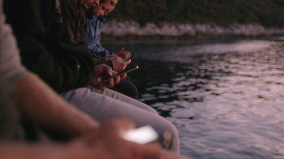 男性朋友在海上使用智能手机实时的