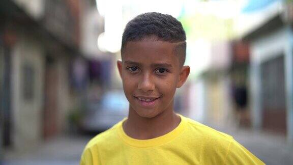 贫民窟的巴西孩子肖像