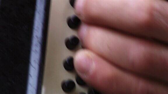 一个拉手风琴的人的手指