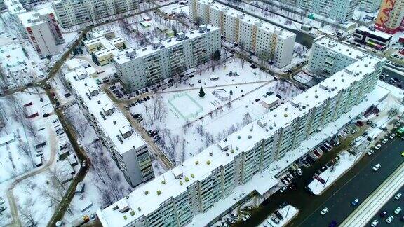 舒适的公寓综合体雪景庭院鸟瞰图