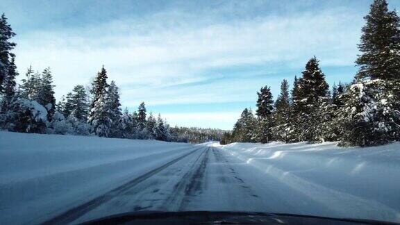 行驶在芬兰白雪覆盖的乡间小路上