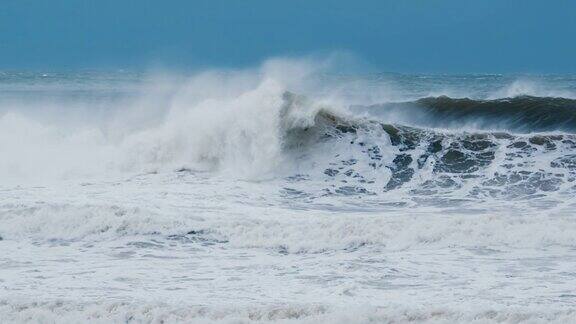 在大西洋的强风暴中带着泡沫和泥土的巨浪拍打着海岸