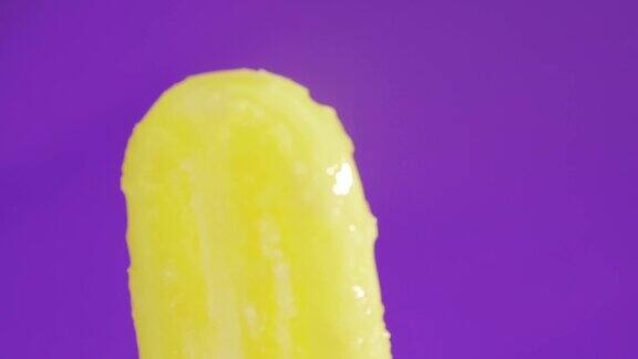 紫色背景上的黄色冰淇淋