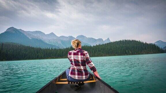 在原始湖泊上划独木舟的女人