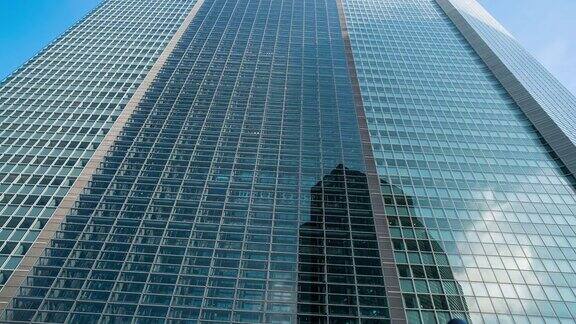 日本玻璃摩天大楼上的Cloudscape